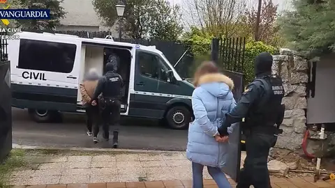 Momento de la detenci&oacute;n de la pareja que presuntamente ten&iacute;a una plantaci&oacute;n de marihuana