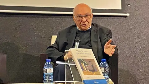 Valentin Arteaga presentando su libro "Hacia la puerta que nunca abrimos" | surcocim.com