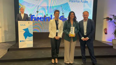 Momento de la entrega de las Pajaritas Azules al Ayuntamiento de Fuenlabrada