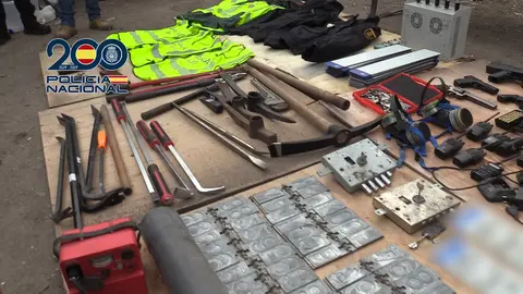 Imagen del material incautado por la Polic&iacute;a Nacional en uno de los registros