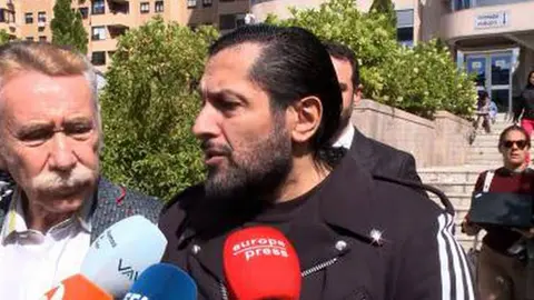 Rafael Amargo y el abogado Marcos Garc&iacute;a Montes a la salida de la Audiencia  Provincial de Madrid