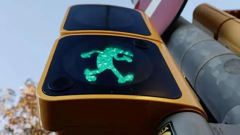 Los agentes secretos de Ib&aacute;&ntilde;ez estrenan un sem&aacute;foro en el Paseo de Gr&agrave;cia
