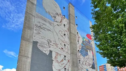 Nuevo mural 'Barco de pl&aacute;stico' que se est&aacute; terminando en la calle Legan&eacute;s de Fuenlabrada