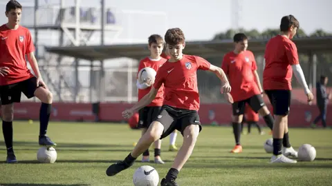 Campus de futbol dirigido por el Atl&eacute;tico de Madrid en el colegio Mirasur en Pinto