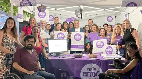 Imagen de un punto violeta en Parla con la presencia de todo el gobierno municipal