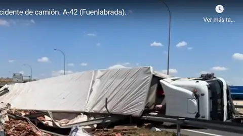 Imagen del cami&oacute;n atravesado en la A-42. Foto: Emergencias 112 Comunidad de Madrid