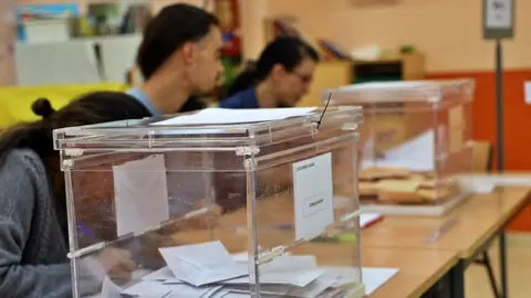 Urnas en colegio electoral de Fuenlabrada