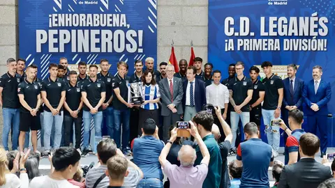 Momento del recibimiento al C.D. Legan&eacute;s en la sede del Gobierno Regional de Madrid