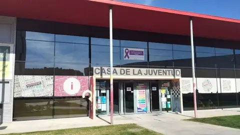 Fachada exterior de la Casa de la Juventud Pedro Zerolo de Parla