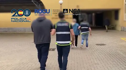 Imagen de la detenci&oacute;n de dos presuntos implicados de la organizaci&oacute;n criminal en Madrid