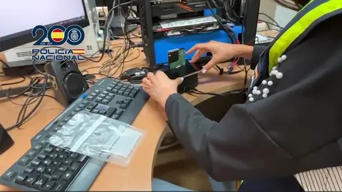 Momento de la revisi&oacute;n de los archivos localizados a cargo de Polic&iacute;a Nacional