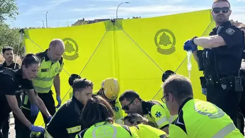 Momento de la intervenci&oacute;n del Samur Protecci&oacute;n Civil en el accidente