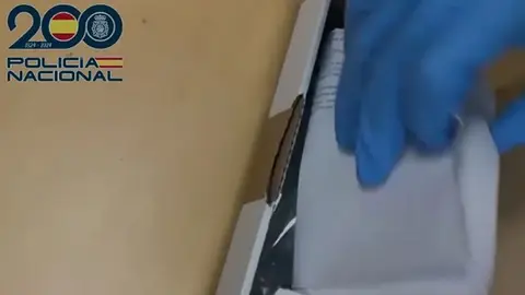 Uno de los paquetes de drogas detectados por los agentes de Polic&iacute;a Nacional