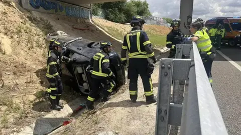 Momento de la intervenci&oacute;n de los bomberos en la labor de retirar el coche siniestrado.