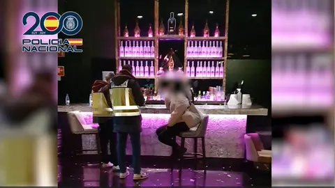 Momento de la identificaci&oacute;n de las chicas en una discoteca de Madrid