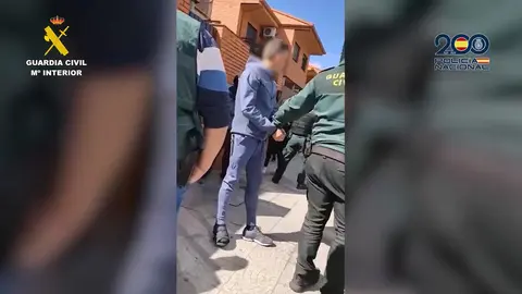 Momento de la detenci&oacute;n de uno de los presuntos integrantes del grupo criminal