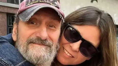 Jos&eacute; Luis Gil se encuentra bien, mejorando, seg&uacute;n su hija