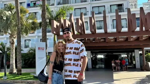 Juli&aacute;n Cafarelli junto a su pareja en la entrada del hotel Riu Buenavista de Tenerife | Fn