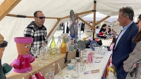 Imagen de la primera feria de artesan&iacute;a de Parla