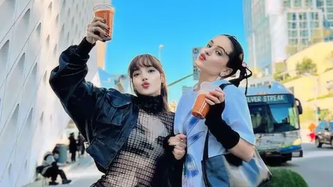 Lisa, integrante de BlackPink, y Rosal&iacute;a, artista pop