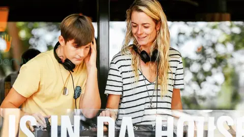 La DJ María Arias con un alumno durante las clases del proyecto 'Who is in da House'
