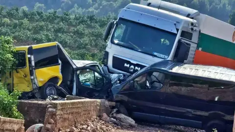 El cami&oacute;n tras el accidente en Benifairo les Valls | Foto: levante-emv.com