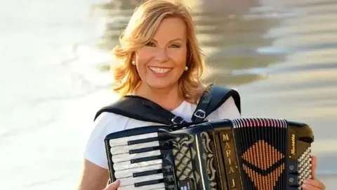 Mar&iacute;a Jes&uacute;s y su acorde&oacute;n, la conocida cantante, sufre un accidente que la mantiene hospitalizada