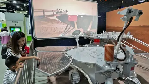 Uno de los rover chinos en una exposici&oacute;n | Imagen: Getty Images