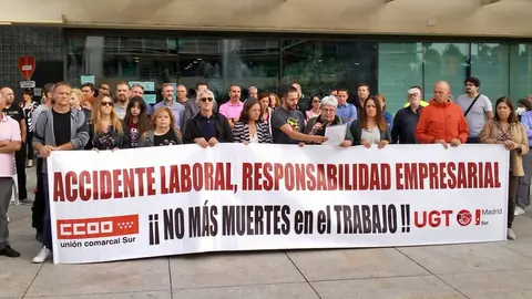 Imagen de una concentraci&oacute;n a las puertas del Ayto. de Fuenlabrada | Sindicatos