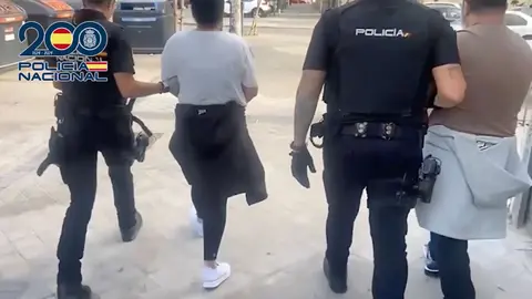 Dos de los cuatro detenidos en esta operaci&oacute;n | Imagen: Polic&iacute;a Nacional
