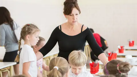 Los ayudantes del comedor infantil son grandes aliados para los profesores | Imagen: Portal Asesor&iacute;a Plan A