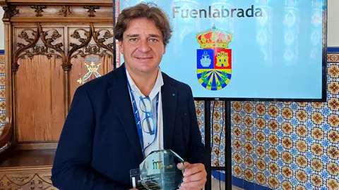 El alcalde Javier Ayala portando el premio 'Visi&oacute;n Zero Municipal' | Imagen: Gabinete de Prensa del Ayuntamiento de Fuenlabrada
