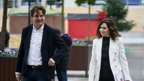 Javier Ayala, Alcalde de Fuenlabrada junto a Isabel D&iacute;az Ayuso, presidenta de la Comunidad de Madrid, en una visita a Fuenlabrada para celebrar un consejo de Gobierno