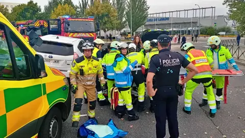 Los servicios de emergencia del 112 eescatando a la mujer atrapada debajo de un veh&iacute;culo en Fuenlabrada | Imagen: 112 Madrid