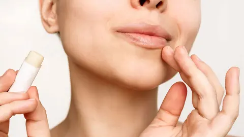 El uso de b&aacute;lsamos labiales es muy com&uacute;n, sobre todo con la llegada del fr&iacute;o | Imagen: Thaderthpharma
