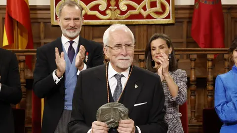 Luis Mateo D&iacute;ez (Villablino, Le&oacute;n, 1942), escritor y acad&eacute;mico de la Real Academia Espa&ntilde;ola (RAE), recibiendo el Premio Miguel de Cervantes 23/24