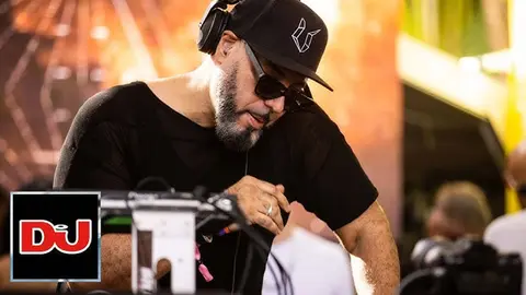 DJ Roger en una de sus sesiones | Imagen: DJ MAG (V&iacute;a YouTube)