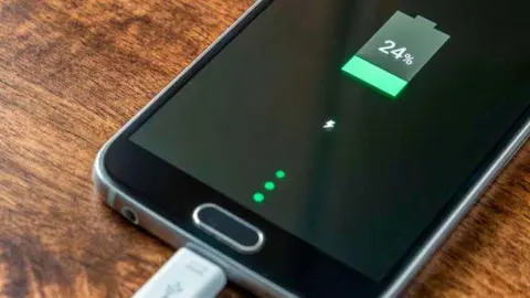 Siempre mantener el tel&eacute;fono alejado de superficies y objetos inflamables | FayerWayer