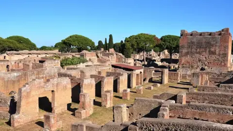 Restos arqueol&oacute;gicos de la antigua ciudad de Ostia, construida a orillas del mar y del r&iacute;o T&iacute;ber, cerca de Roma. Claudiovidri/Shutterstock