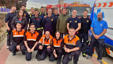 Bomberos y voluntarios de Protecci&oacute;n Civil que han partido hacia Valencia para sumarse a la ayuda en Paiporta
