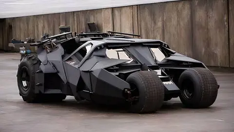 El veh&iacute;culo a la venta es el batm&oacute;vil de 'Batman Begins', conducido por Christian Bale | Warner Bros