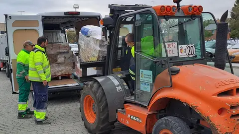 La recogida de donaciones se ha llevado a cabo durante todo el fin de semana, y los veh&iacute;culos partieron ayer lunes camino a Valencia | Ayto. de Arroyomolinos