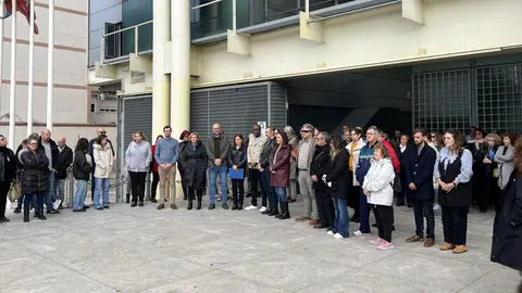Los concejales y trabajadores del ayuntamiento, reunidos para el minuto de silencio | Ayto. de Fuenlabrada