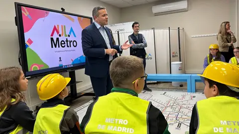 Los alumnos de El Trigal junto al consejero de Transportes de la comunidad de Madrid | CAM