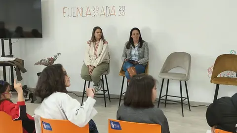 La concejala de juventud, Beatriz Montilla, y la Teniente de Alcalde M&oacute;nica Sebasti&aacute;n, en reuni&oacute;n con ni&ntilde;os del municipio | Ayto. de Fuenlabrada