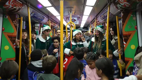 Los ayudantes de Pap&aacute; Noel son parte de la actividad tematizada del metro de Madrid | CAM
