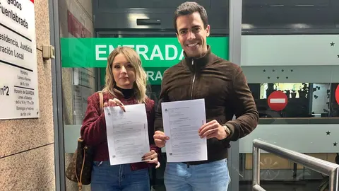 Ospina abogados en la puerta de entrada de los Juzgados de Fuenlabrada