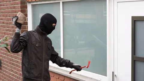 Simulaci&oacute;n de robo en vivienda | depositphotos.com