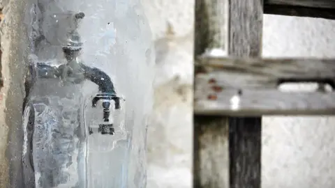 La bajada de las temperaturas en invierno puede provocar heladas y rotura de ca&ntilde;er&iacute;as | depositphotos.com