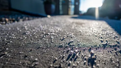 La presencia de sal en las aceras y entradas a edificios es fundamental para evitar las ca&iacute;das por pavimento helado | depositphotos.com